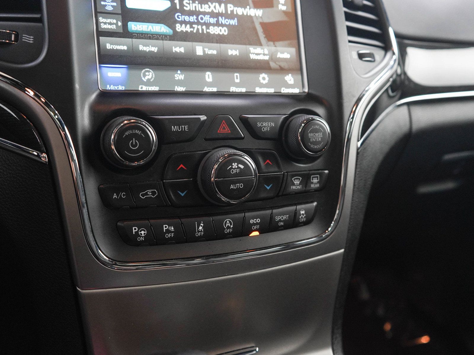 Used 2018 Jeep Grand Cherokee Trailhawk w/ Trailhawk Luxury Group AWD/4WD image 23