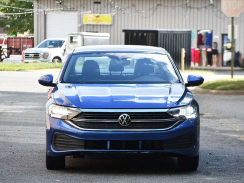 Used 2022 Volkswagen Jetta SE w/ Panoramic Sunroof Package image 2