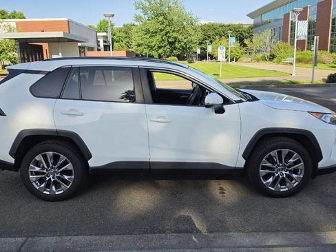 Used 2019 Toyota RAV4 XLE Premium w/ Advanced Technology Package AWD/4WD image 5