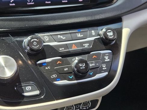 Used 2023 Chrysler Pacifica Touring-L FWD image 28