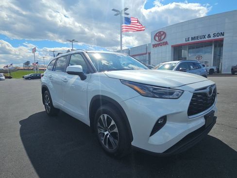 Used 2023 Toyota Highlander XLE AWD/4WD image 1