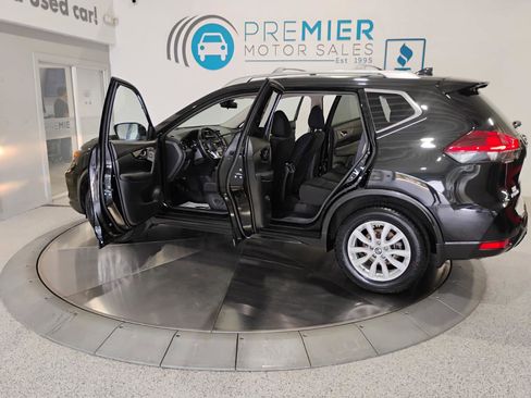 Used 2019 Nissan Rogue SV image 4