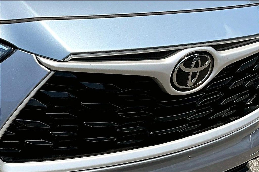Used 2021 Toyota Highlander LE AWD/4WD image 33