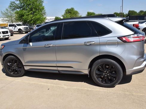 Used 2023 Ford Edge SE w/ Black Appearance Package image 9