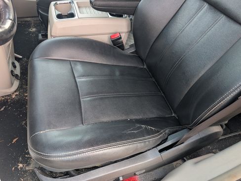 Used 2016 Chrysler Town & Country Touring FWD image 6