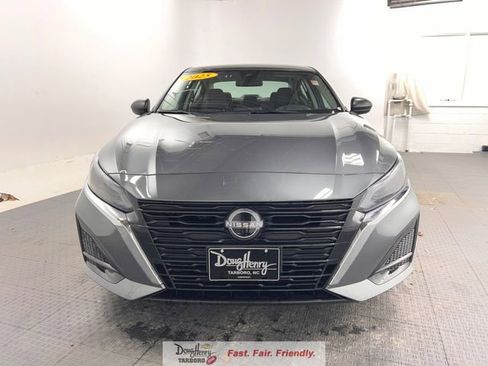 Used 2025 Nissan Altima 2.5 SV FWD image 2