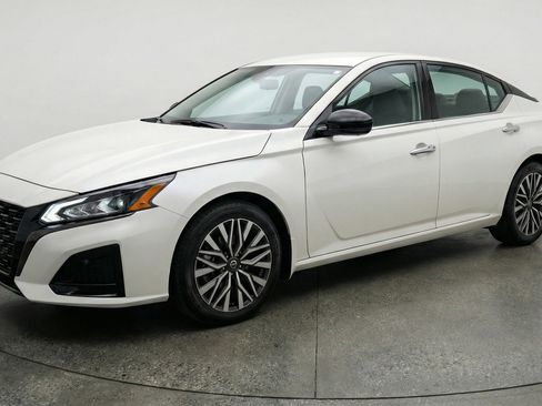 Used 2025 Nissan Altima 2.5 SV image 3