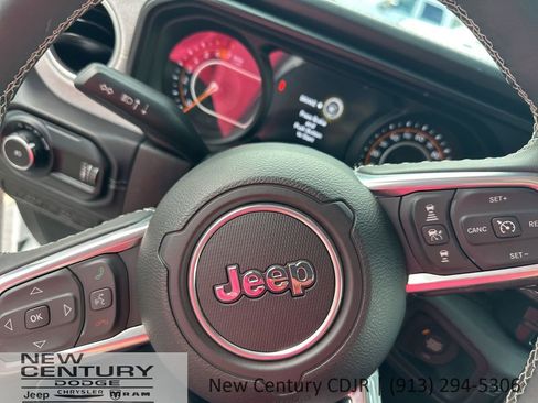 Used 2025 Jeep Wrangler Unlimited Sahara AWD/4WD image 32
