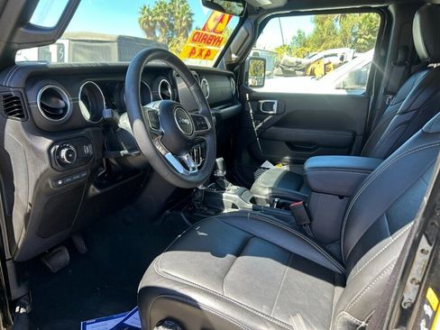 Used 2023 Jeep Wrangler Unlimited Sahara AWD/4WD image 17