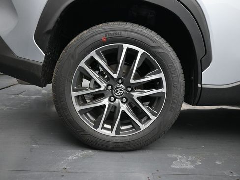 Used 2026 Toyota Corolla Cross XLE image 10