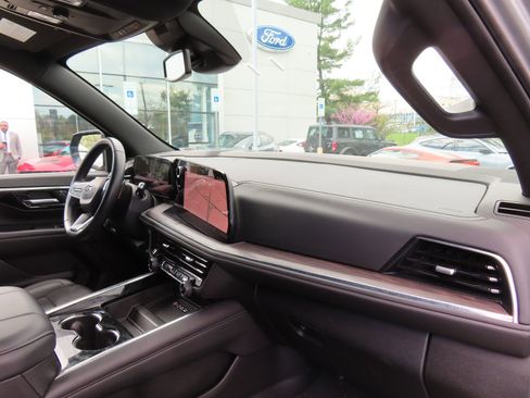 Used 2025 Chevrolet Suburban Z71 image 17