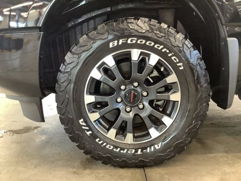 Used 2022 Nissan Titan SV AWD/4WD image 19