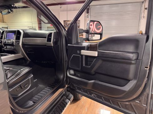 Used 2020 Ford F350 Lariat w/ Chrome Package image 19