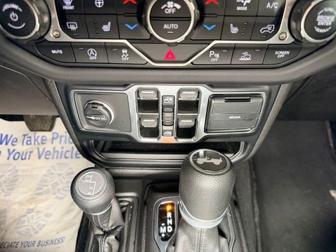 Used 2024 Jeep Wrangler Unlimited Sahara w/ Technology Group AWD/4WD image 13