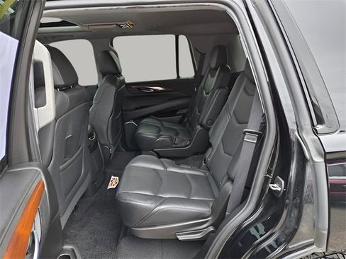 Used 2020 Cadillac Escalade Premium Luxury w/ Escalade Sport Edition image 15