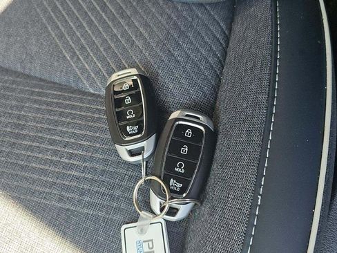 Used 2024 Hyundai Venue Limited FWD image 17