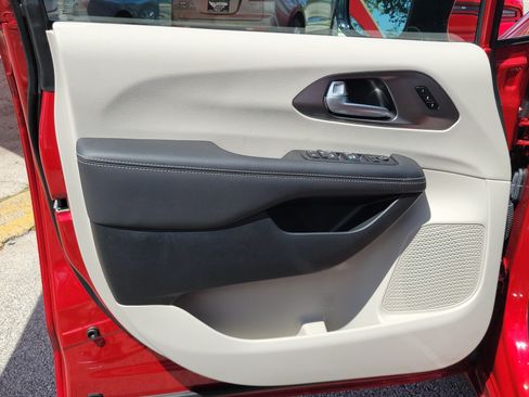 Used 2024 Chrysler Pacifica Touring-L FWD image 17