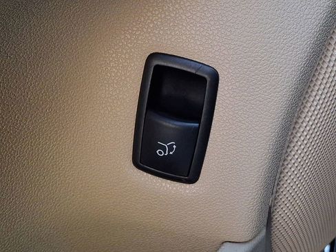 Used 2011 Mercedes-Benz GL 550 4MATIC image 23