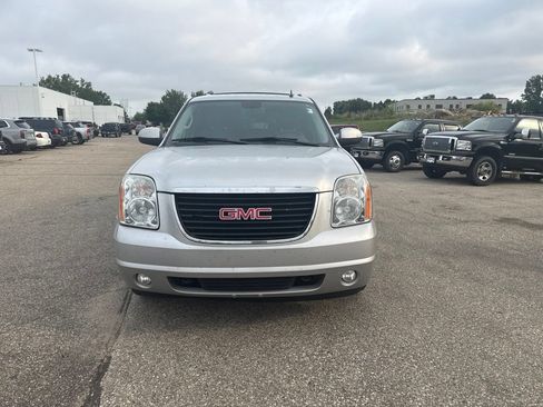 Used 2011 GMC Yukon XL SLT w/ SLT-2 Equipment Package AWD/4WD image 2