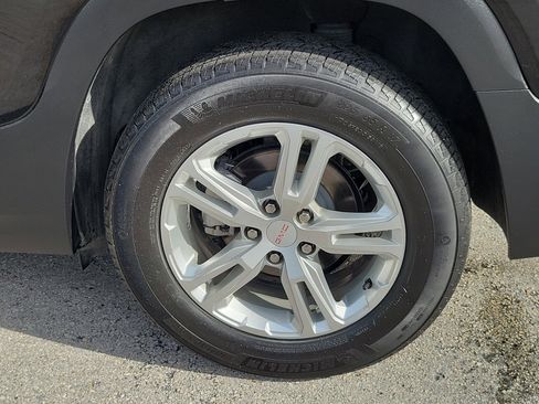 Used 2023 GMC Terrain SLE w/ Driver Convenience Package FWD image 9