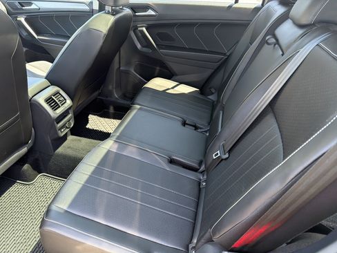 Used 2024 Volkswagen Tiguan SE w/ Panoramic Sunroof Package AWD/4WD image 25