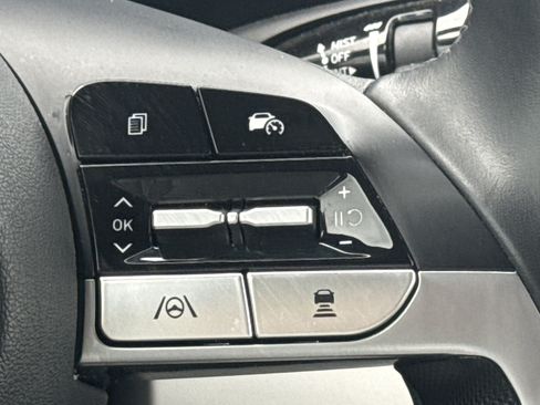 Used 2025 Hyundai Elantra Limited FWD image 19