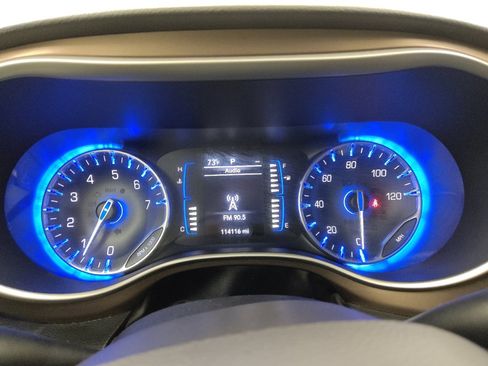Used 2018 Chrysler Pacifica Touring-L FWD image 23