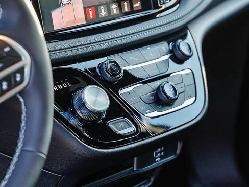 New 2027 Chrysler Pacifica Select FWD image 24