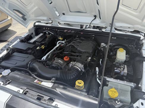 Used 2013 Jeep Wrangler Unlimited Sahara AWD/4WD image 17