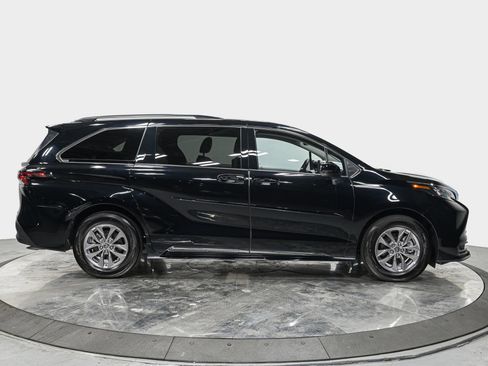 Used 2025 Toyota Sienna LE w/ LE Plus Package image 8