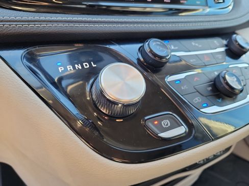 Used 2024 Chrysler Pacifica Select image 36