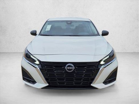 Used 2025 Nissan Altima 2.5 SV FWD image 2