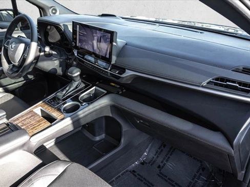 Used 2025 Toyota Sienna Platinum image 27