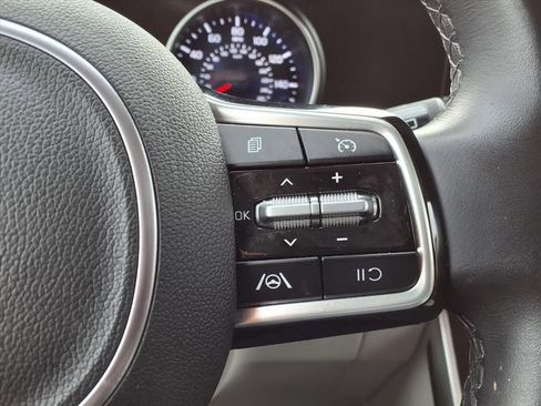 Used 2024 Kia Carnival LX FWD image 18