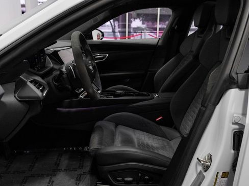Used 2024 Audi e-tron GT Prestige image 4