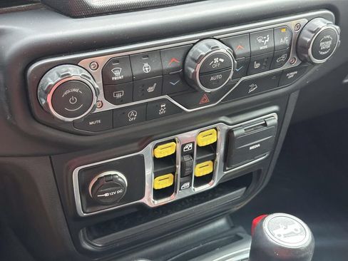 Used 2019 Jeep Wrangler Unlimited Sahara w/ Uconnect 4C Nav & Sound Group AWD/4WD image 27
