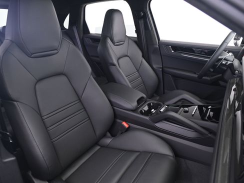 Used 2026 Porsche Cayenne GTS AWD/4WD image 24