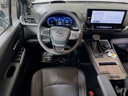 Certified 2025 Toyota Sienna Platinum image 20
