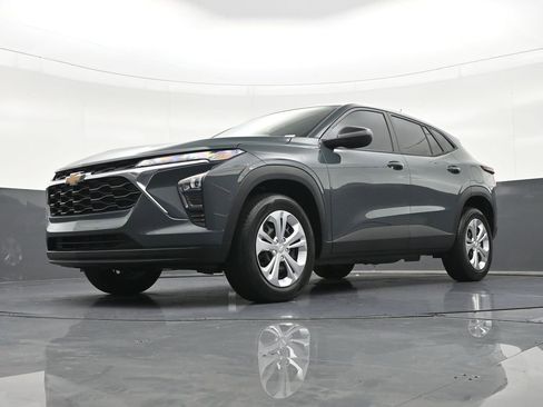 Used 2025 Chevrolet Trax LS FWD image 24