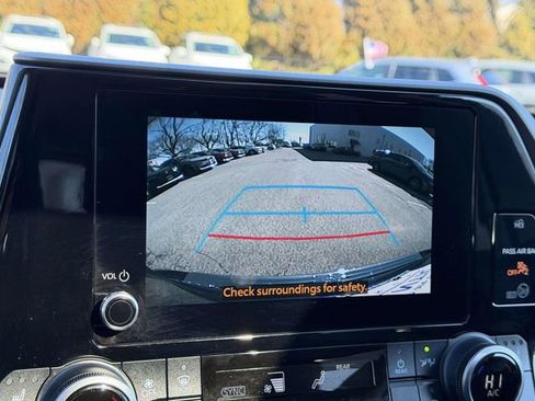 Used 2023 Toyota Highlander XLE image 29