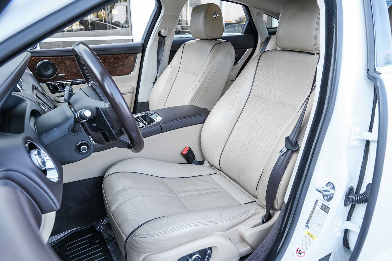 Used 2017 Jaguar XJ R-Sport RWD image 27