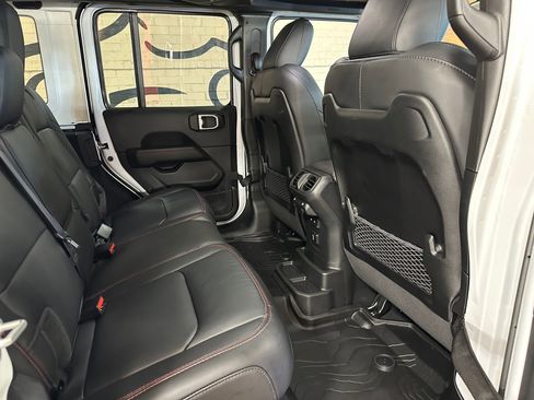 Used 2025 Jeep Wrangler Unlimited Rubicon w/ Convenience Group AWD/4WD image 19