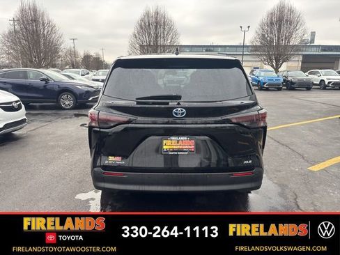 Used 2025 Toyota Sienna XLE image 4