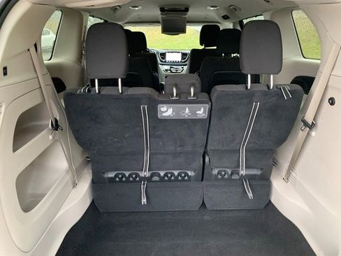 Used 2021 Chrysler Pacifica Touring image 6