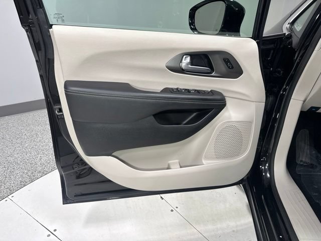 Used 2024 Chrysler Pacifica Touring-L FWD image 11