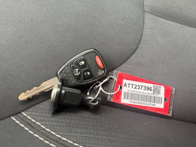 Used 2016 Jeep Wrangler Unlimited Sahara w/ Connectivity Group AWD/4WD image 16