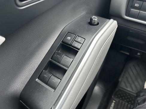 Used 2021 Toyota Highlander L image 20