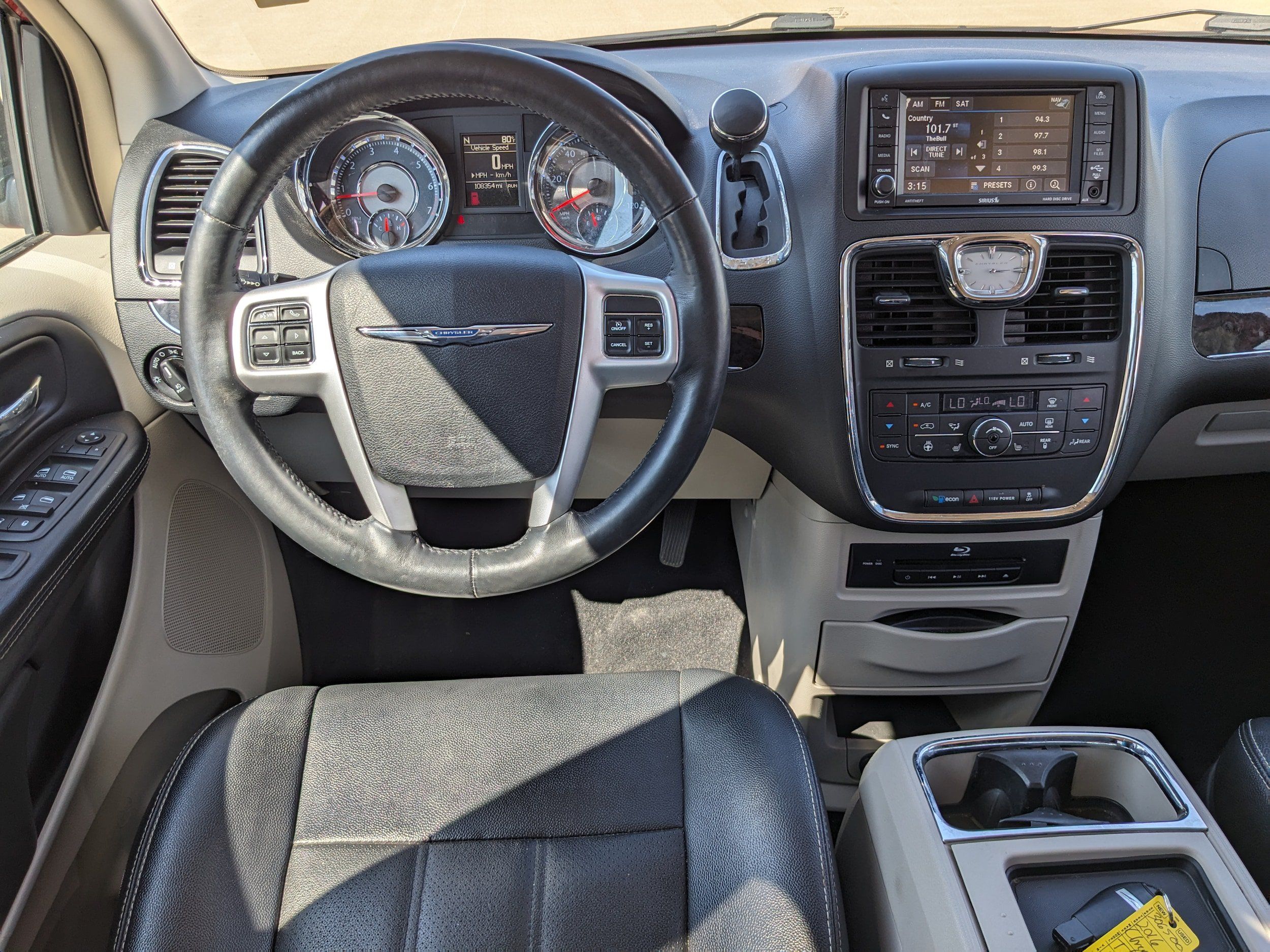 Used 2016 Chrysler Town & Country Touring-L FWD image 39