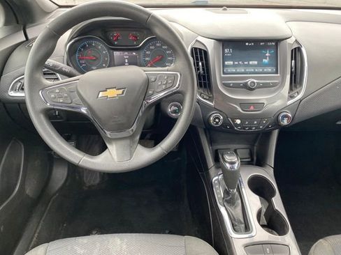 Used 2018 Chevrolet Cruze LT w/ Convenience Package image 8