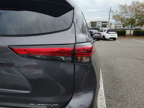 Used 2023 Toyota Highlander Platinum image 18